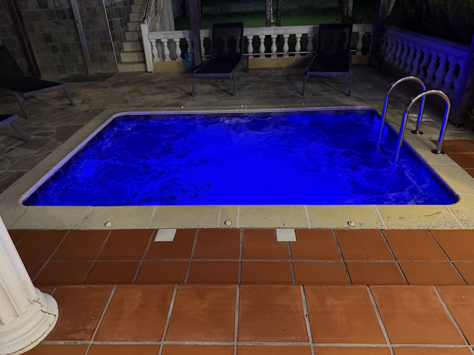 La piscine privée et la terrasse des Villas Palatium